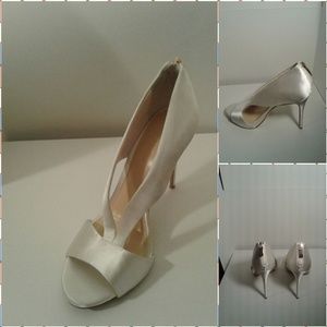 🆕️ VINCE CAMUTO: Satan White Heels